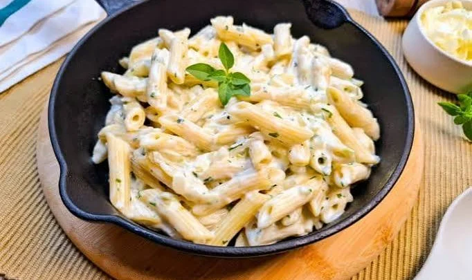 Penne ao Molho Branco com Frango