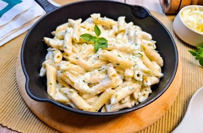 Penne ao Molho Branco com Frango